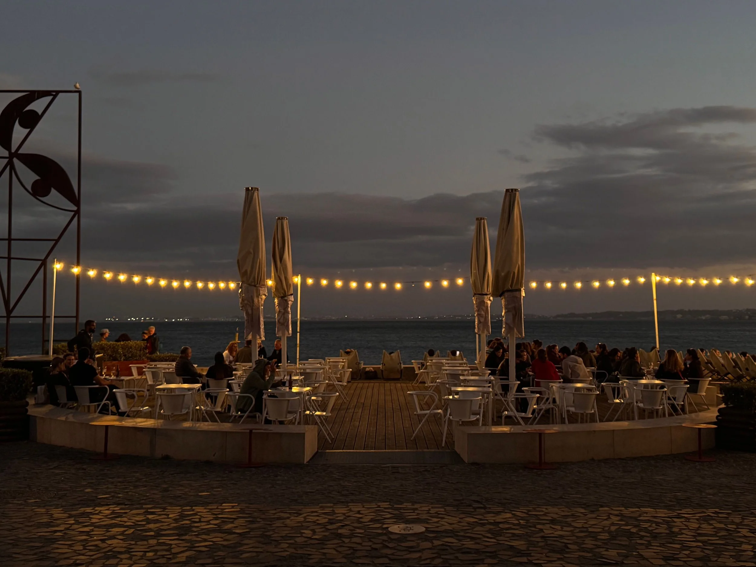 Ein gedeckter Mittagstisch am Meer für eine Retreat-Gruppe