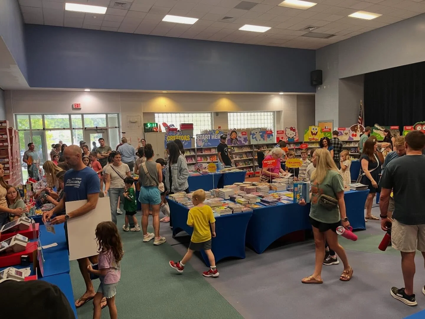 It&rsquo;s packed at Family Night at the Book Fair! If you are not here yet, what are you waiting for? Come out and support our amazing school! Pizza, ice cream, and NEW Masonboro socks are available for purchase, too! 📚 🍕 🍦 🧦