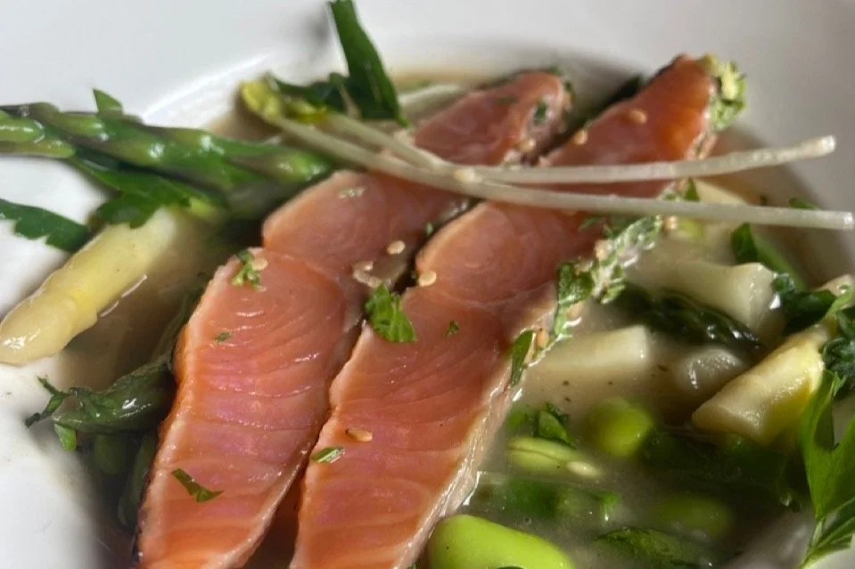 Aspergesoep met bonen en vers gerookte zalm