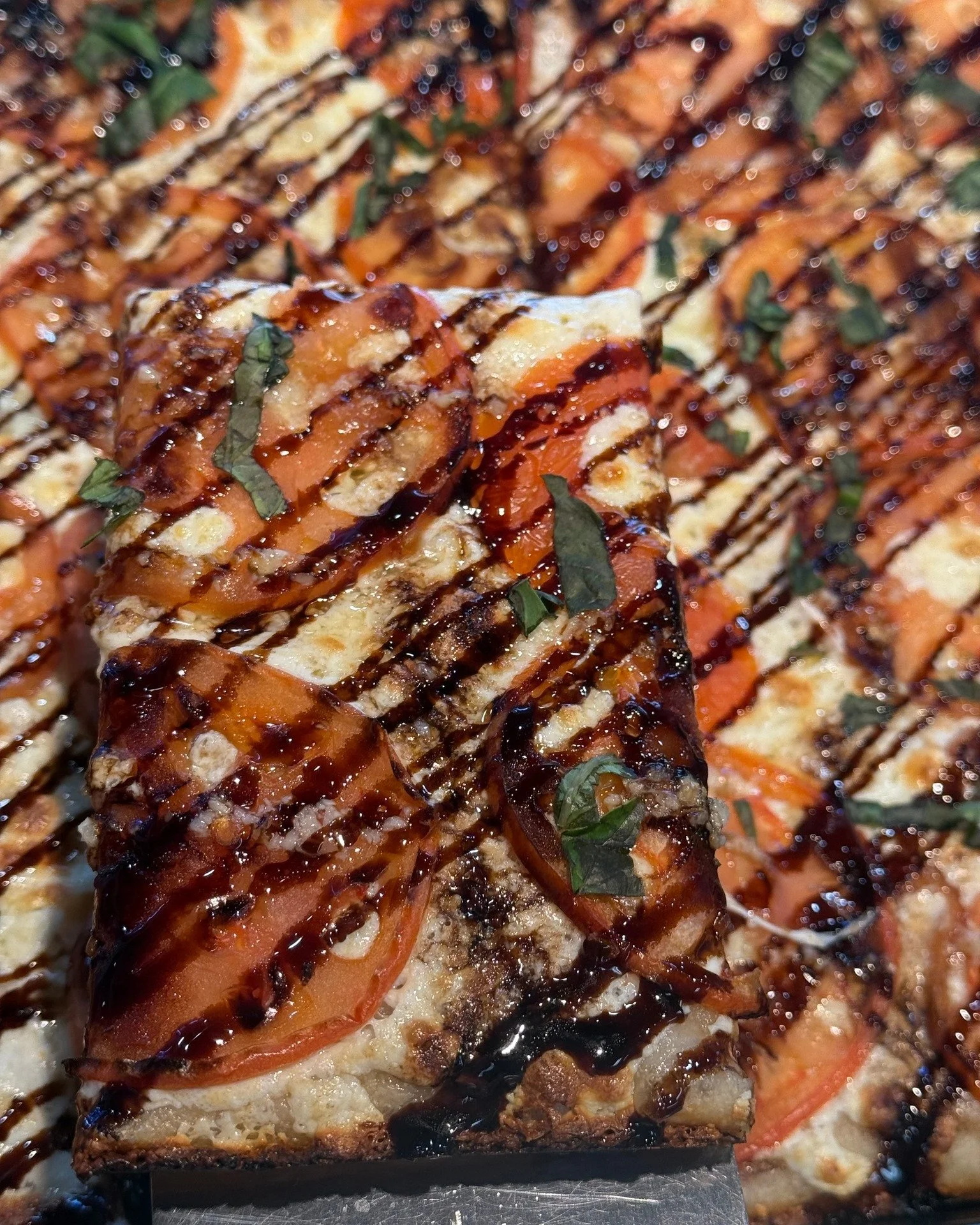 There once was a pie, Phoenician and bright with mozzarella and basil just right. Tomato so fresh, balsamic a splash, it’s a flavor that dances in the light! 🍕✨
Yes, our pizza is poetry!
#phoeniciapizza28 #phoenicia #phoeniciany #catskills #