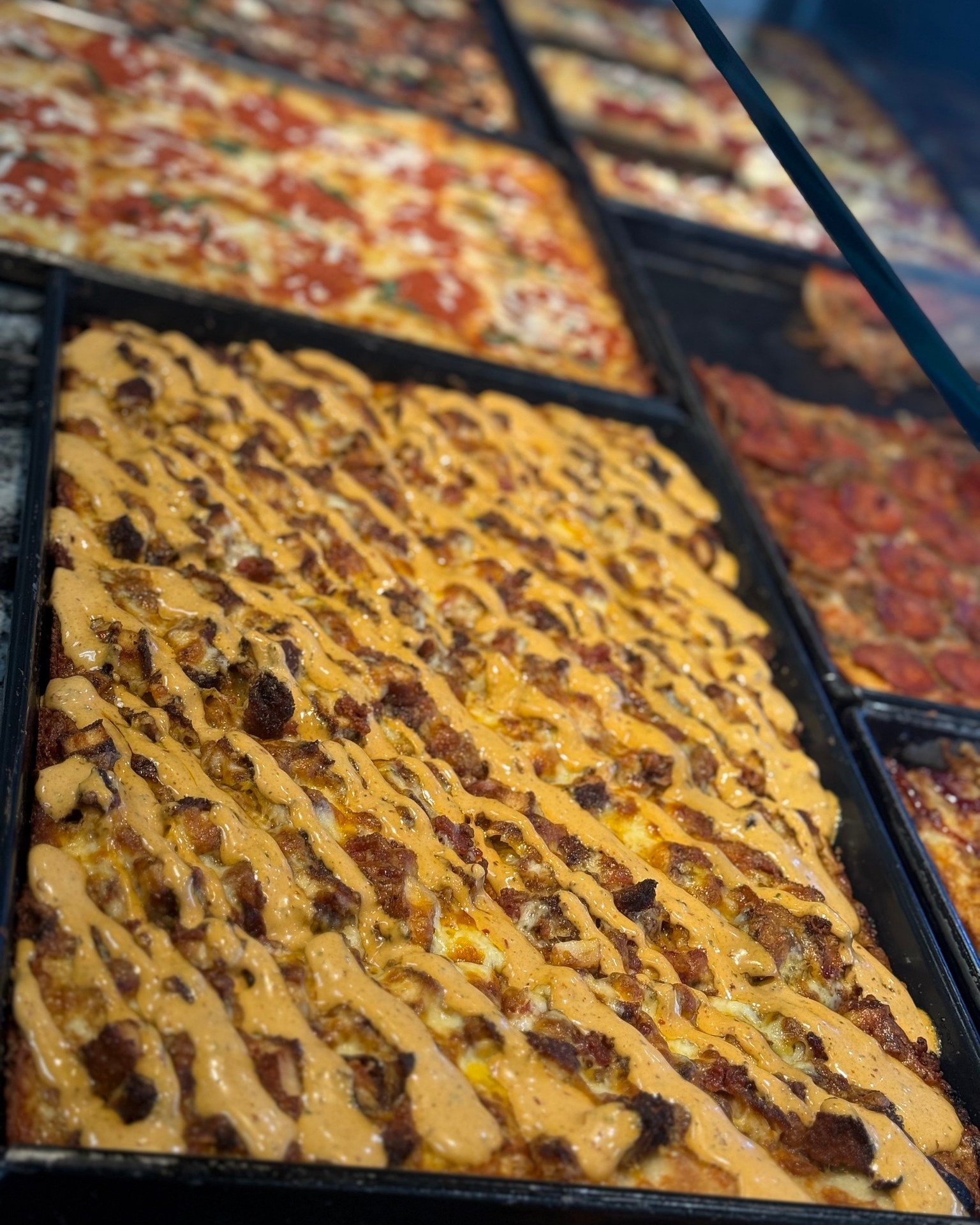 ☀️ Sunshine on a plate! The Mercy Pie is here to brighten your day with crispy chicken cutlet, smoky bacon, melty cheddarella and a kick of southwest dressing. Candy is dandy, but cheddar is better! 🧀🍕
#phoeniciapizza28 #phoenicia #phoeniciany #ca