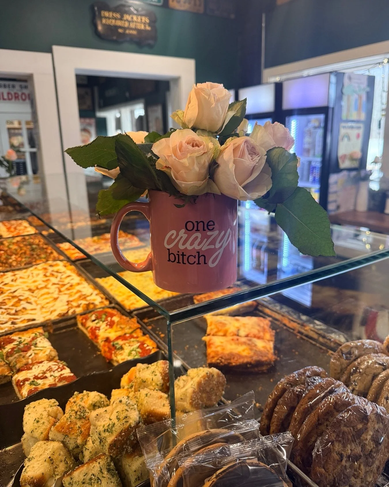 Staff superstar of the month award goes to our Siciliana Sweetheart- a cup made just for you @pinkyyyyyyy6 🍕🌹💐#valentines #flowers #pizza #phoenicia #siciliana