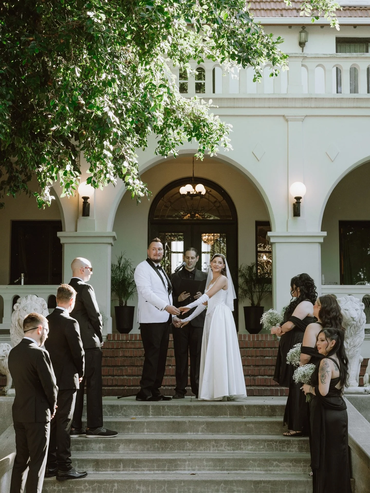 pov: you and your partner take a moment to look around and take in all your favorite people before your vows 🥹

V + G | 10.11.2025 💍

#wedding #weddinginspiration #weddingday #weddingplanner #weddingideas