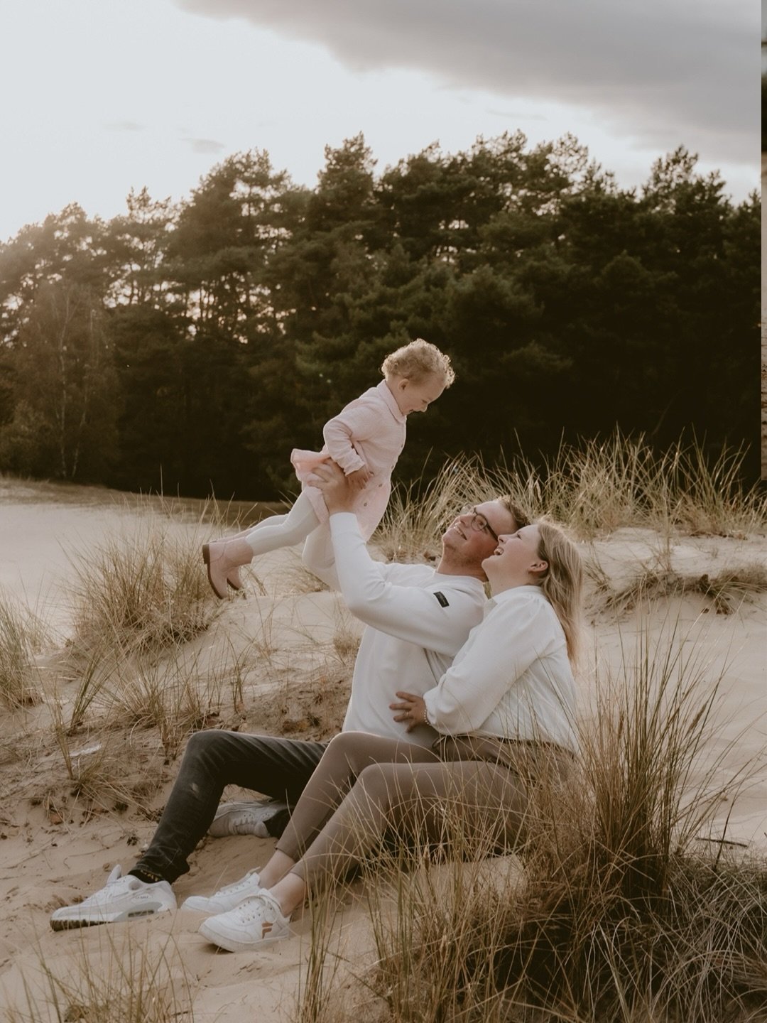 &ldquo;Mijn kind(eren) gaan zich niet een uur lang perfect gedragen tijdens een shoot.&rdquo;

YES. 
Dan zijn wij een match! 🥳

Hier geen perfecte poses, maar lachen, knuffelen, chaos en gezelligheid.
En precies d&aacute;t zorgt voor de mooiste foto