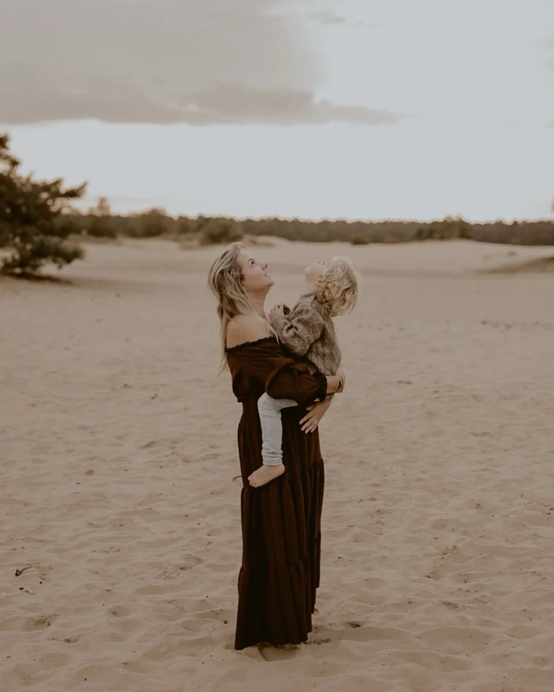 Een motherhood shoot boek je als je de speciale band tussen jou en je kind/kindjes vast wilt laten leggen. En als je gewoon een heleboel mooie foto&rsquo;s wilt waar je z&eacute;lf ook op staat! 
Want eerlijk; hoeveel foto&rsquo;s heb je met je kindj