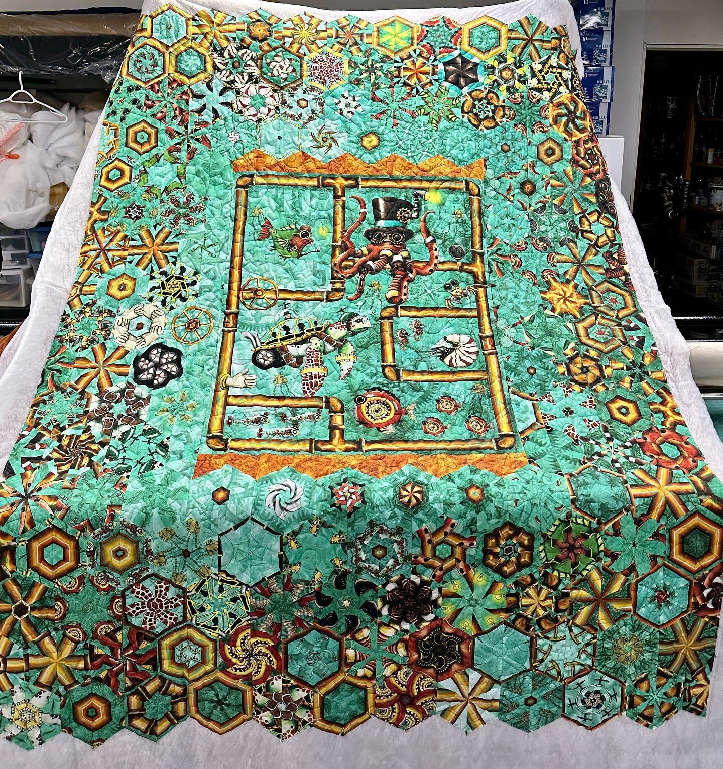 This Steampunk One Block Wonder was quilted by @cindygaleolson who who did an incredible job❣️ of course I had to quilt it in cogs👍🏼😍 #quiltsofinstagram #quiltingdaily #oneblockwonder #longarmquiltingservices #sisterchicksquilting