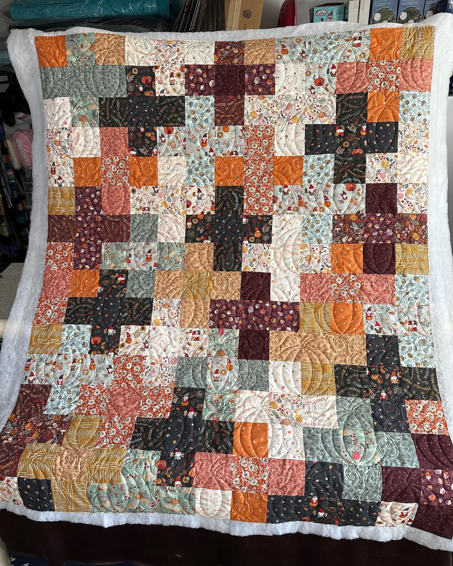 Nothing like Cinderella pumpkins on a warm toned fall quilt. This is as pretty as leaves turning color! @elfmama324 knocked out out of the park and I loved quilting the pumpkins on it🥰🎃. #quiltersofinstagram #fallquilts #quiltsmakemehappy #quilts #