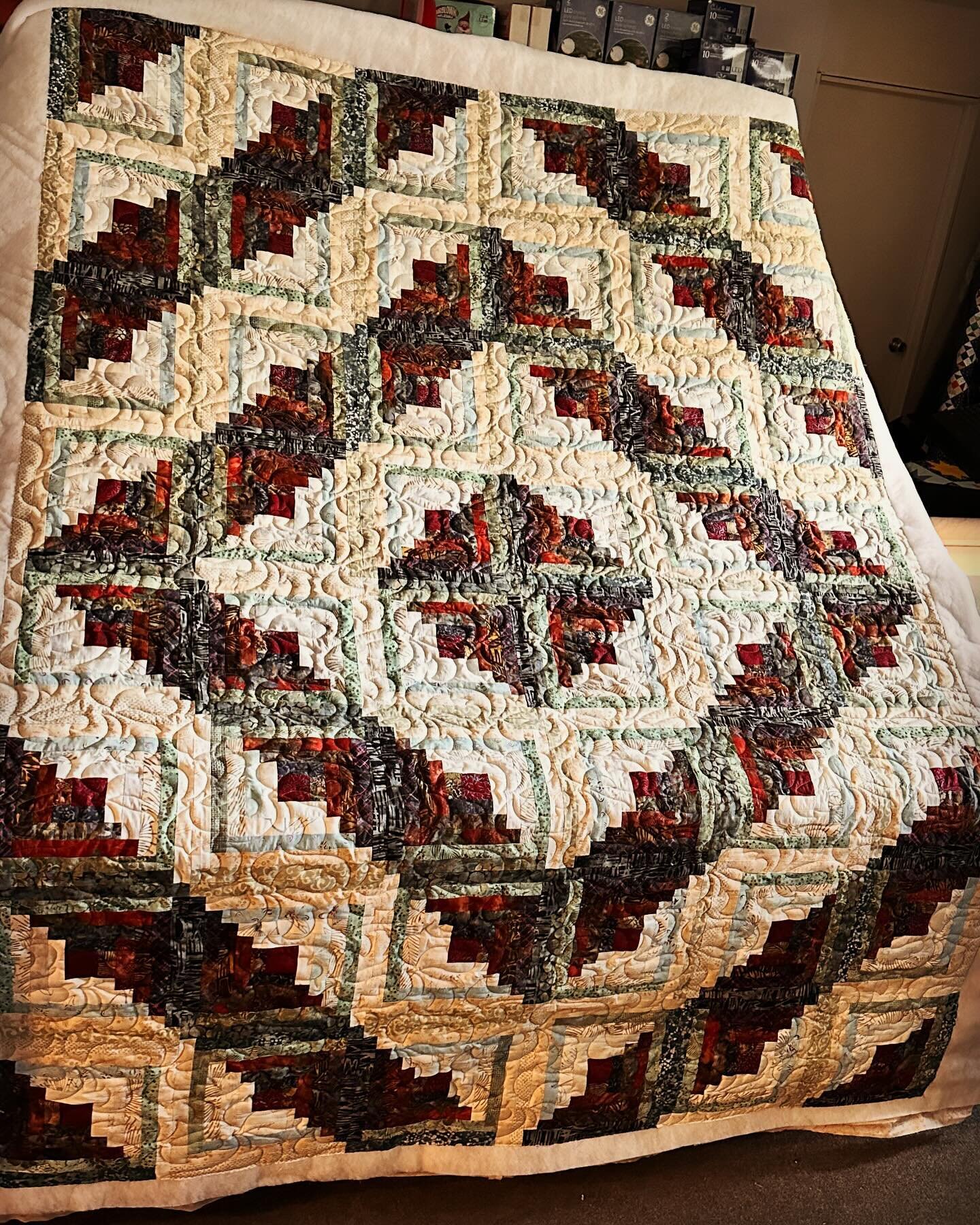 This beauty was a rush for a wedding and&hellip; we made a new quilty friend.🥰 Thanks for letting us help you out Bonnie bonniesmith6110 ❣️ You were fun &amp; you&rsquo;re a wonderful quilter with great taste.😍 We quilted it with a design called Or