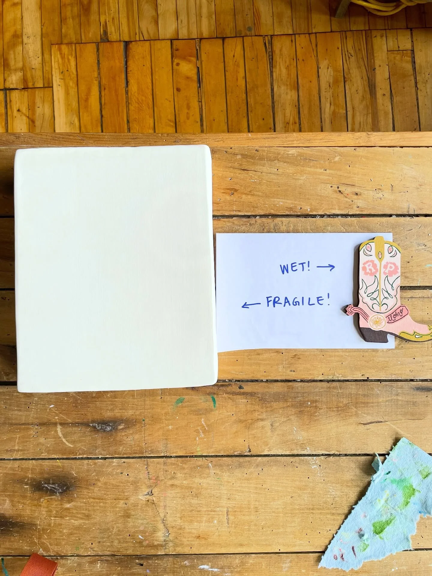 Warnings on my desk rn.

The &lsquo;fragile&rsquo; is a CERAMIC CANVAS @marinmadethis made for me - can&rsquo;t wait to paint it!!!
The &lsquo;wet&rsquo; is a custom boot commission - yeehaw.