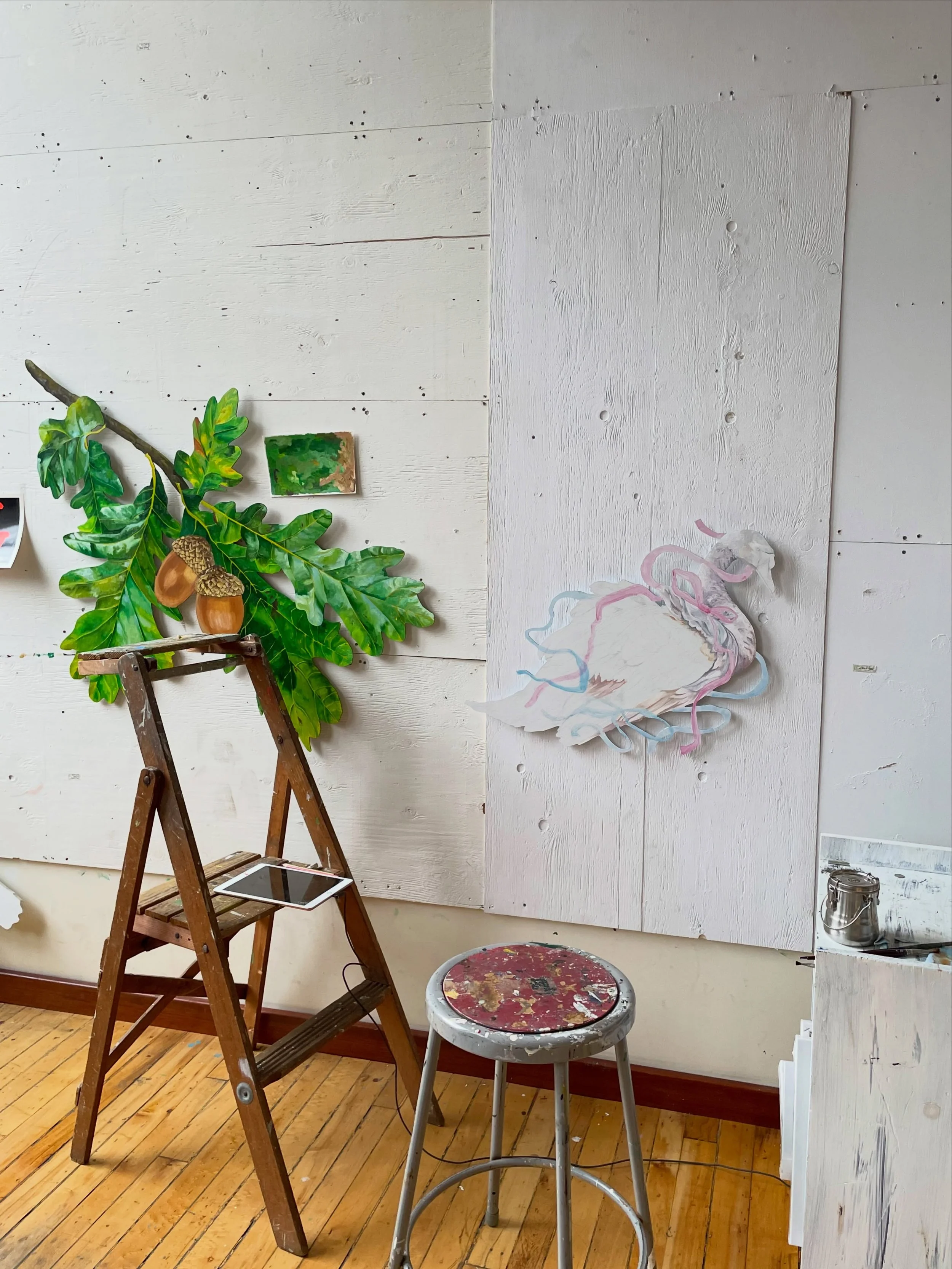 Got that big bird mural off the wall and have a few weeks until the next one goes up so I am getting these commissions done ! 
Oak leaves with two cuddly acorns on the left and a swan swirling in ribbons on the right 

Yes 🫡 !