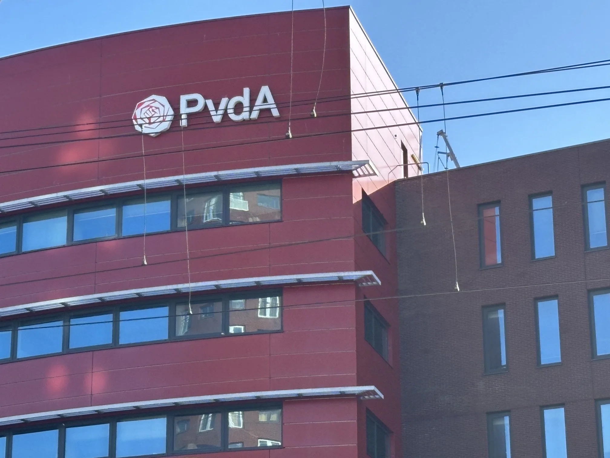 PvdA logo gebouw 2 : Rood Vooruit.jpeg