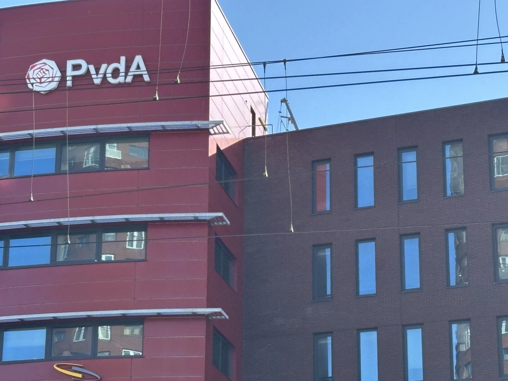 PvdA logo gebouw 1 : Rood Vooruit.jpeg