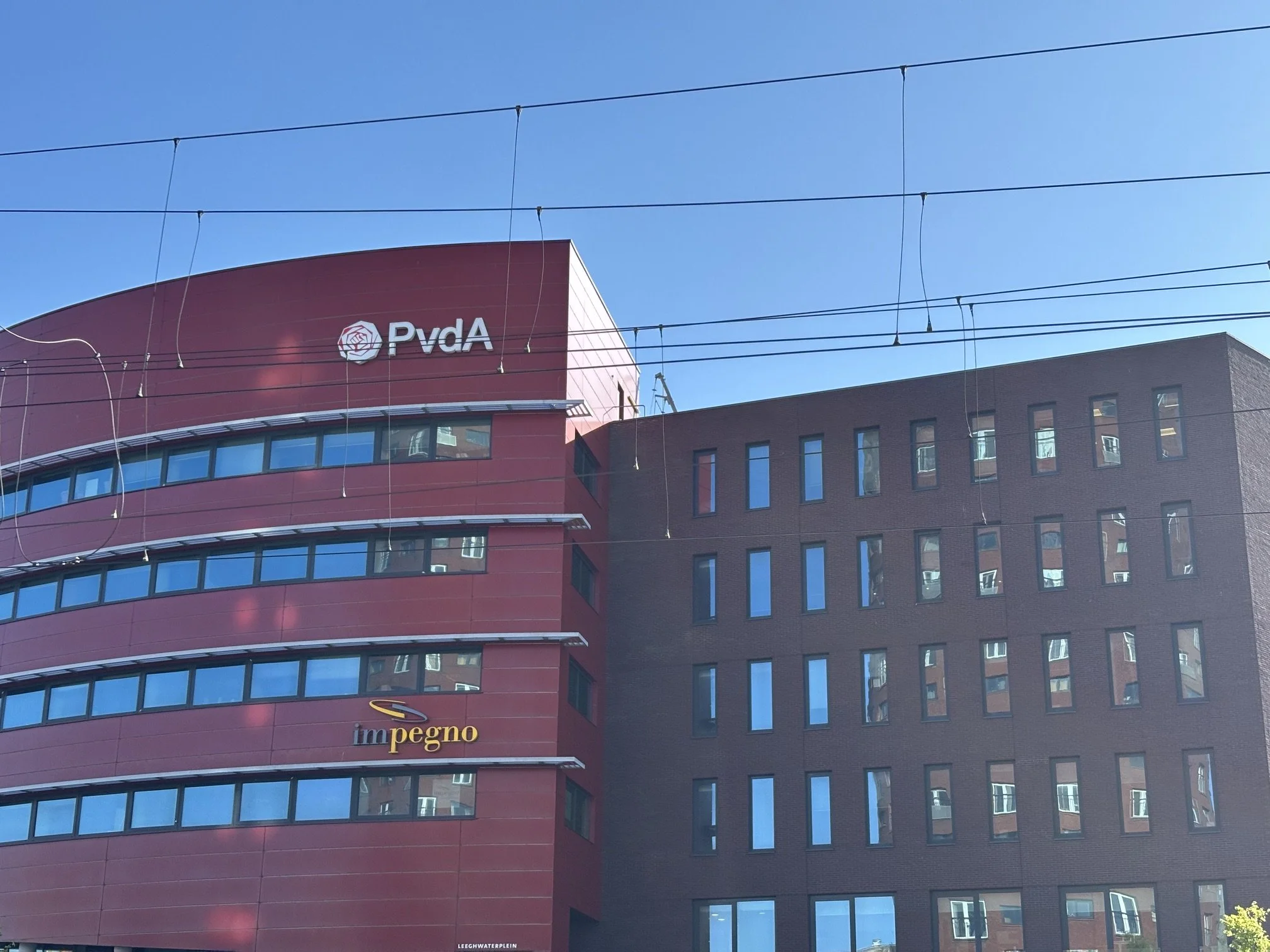 PvdA logo gebouw 3 : Rood Vooruit.jpeg