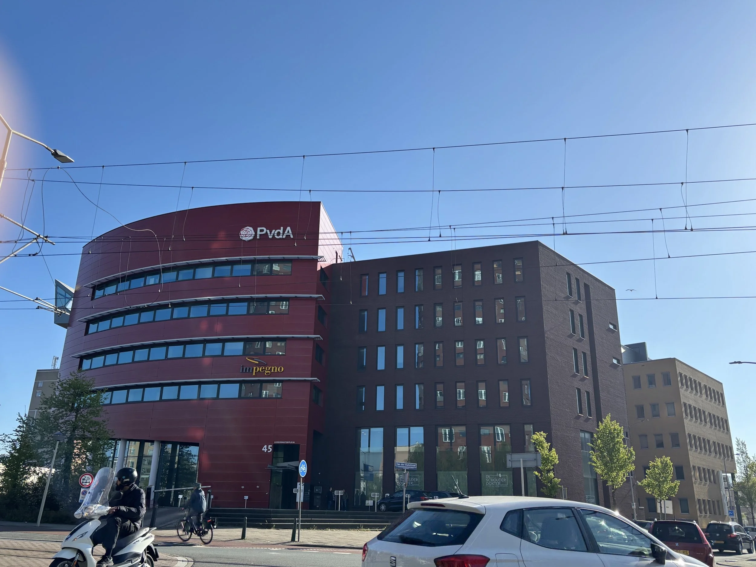 PvdA logo gebouw 4 : Rood Vooruit.jpeg