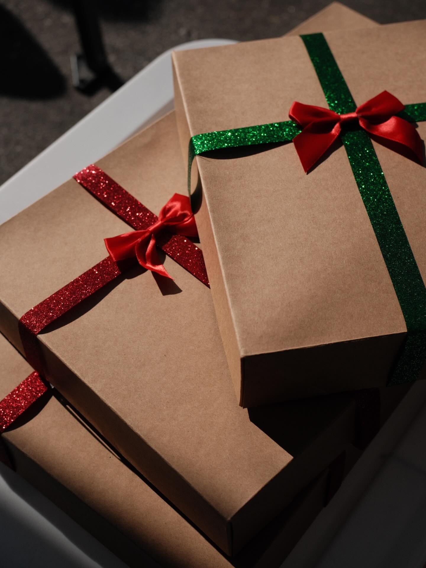 get our pop-up exclusive gift sets with free custom monogramming ✨

the perfect go-to gift this holiday season 🤎

saturday @theconnectionstrategist 
sunday @themusemarkets 
next saturday @maum.market 

#bipocmentalhealth #journals #planners #workpla