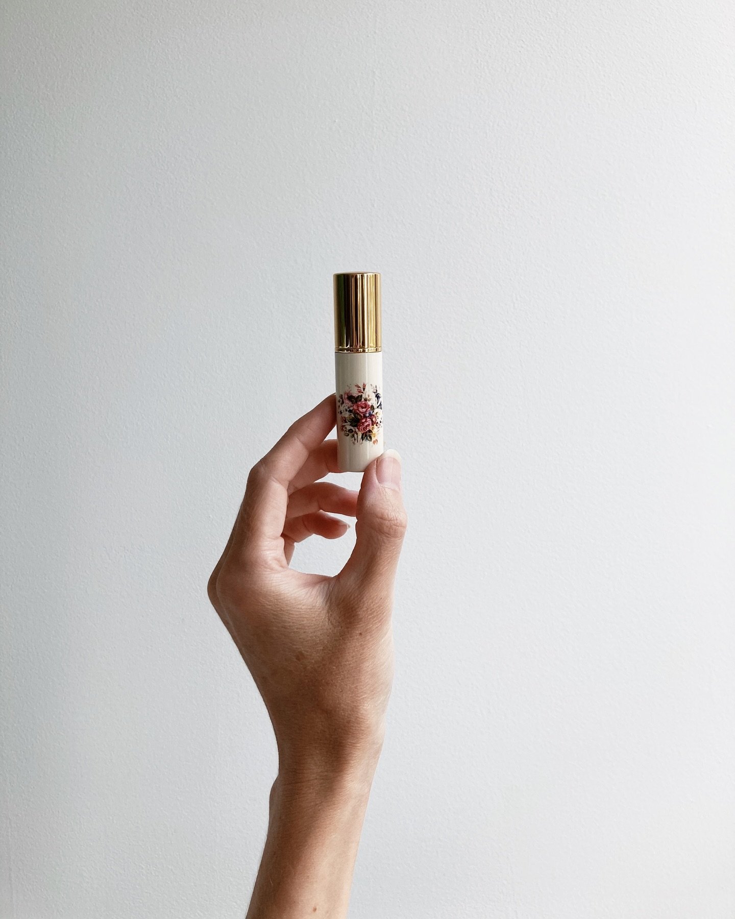 just added this little treasure to the shop ✨ a vintage wildflower perfume atomizer ready to be filled with 5ml of your choice of botanical scent 💐