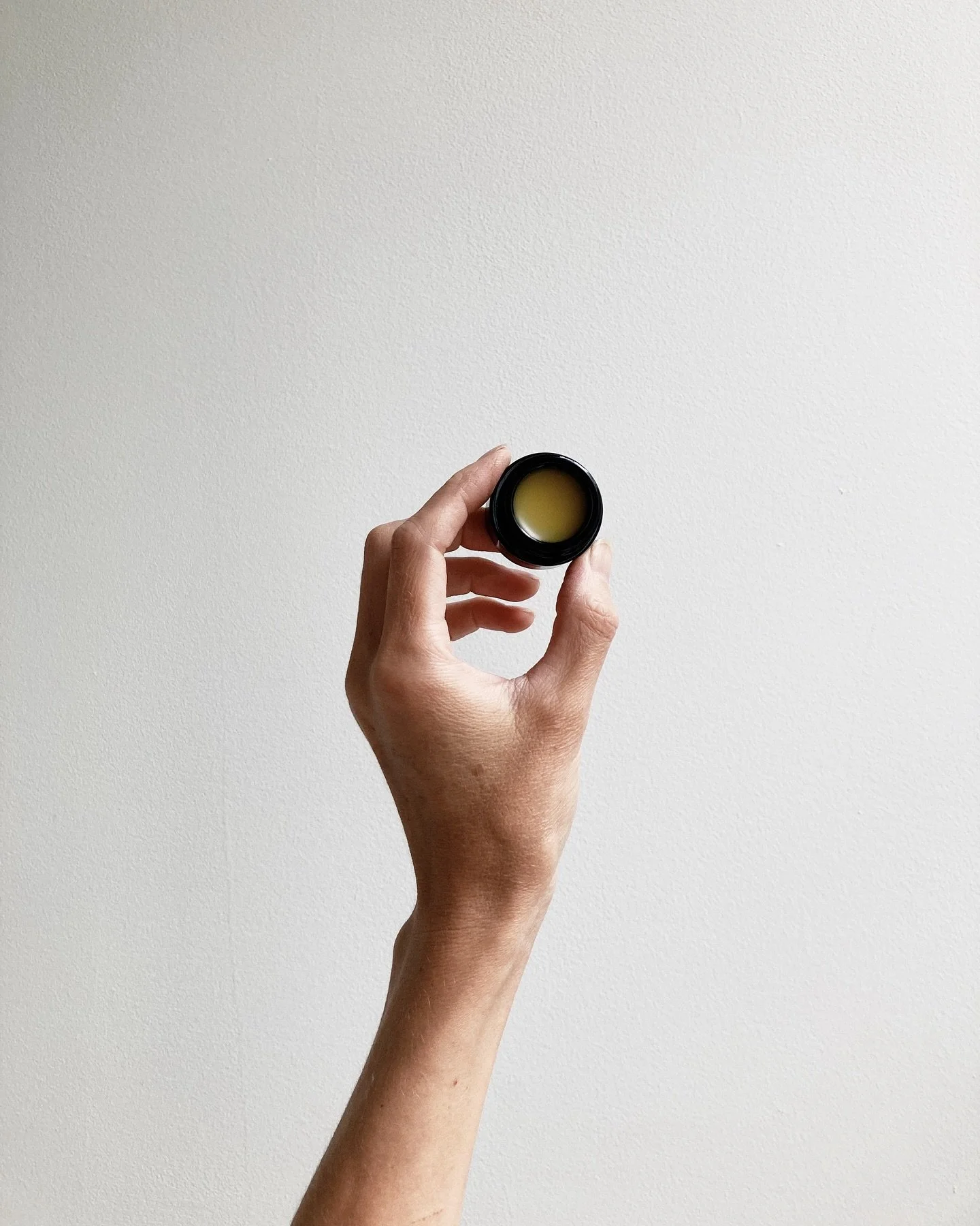 sending lots of our natural perfume balms out into the world this week. this is botanical perfume no. 1 with notes of cardamom, black pepper, jasmine, nutmeg, vanilla, sandalwood, lapsang souchong, peru balsam &amp; benzoin 🌿