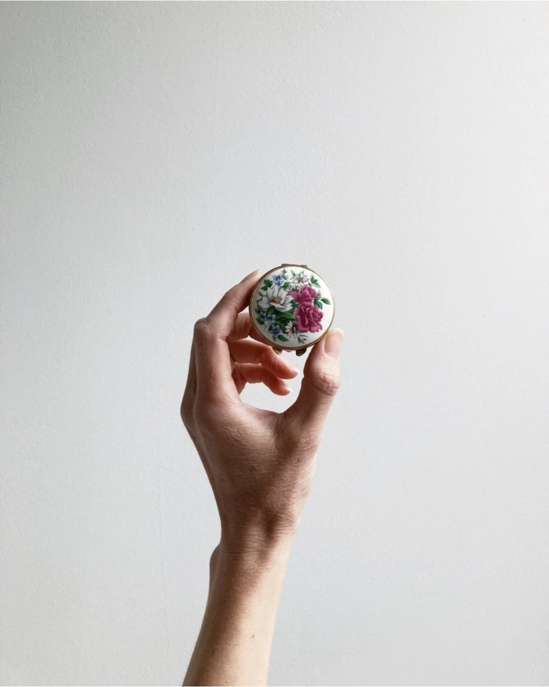 a few exquisite fresh vintage pieces, awaiting your choice of botanical perfume 💐 the first one has a beautiful mirror inside the lid 🪞