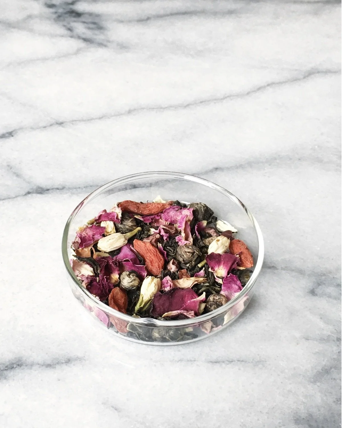 tea of the moment

{ our fleurs + cacao green tea }

luxurious organic jasmine green teas intertwine with rose petals, roasted cacao nibs, goji berries and a ravishing organic vanilla from the south of India. The resulting steep is a gorgeous golden 