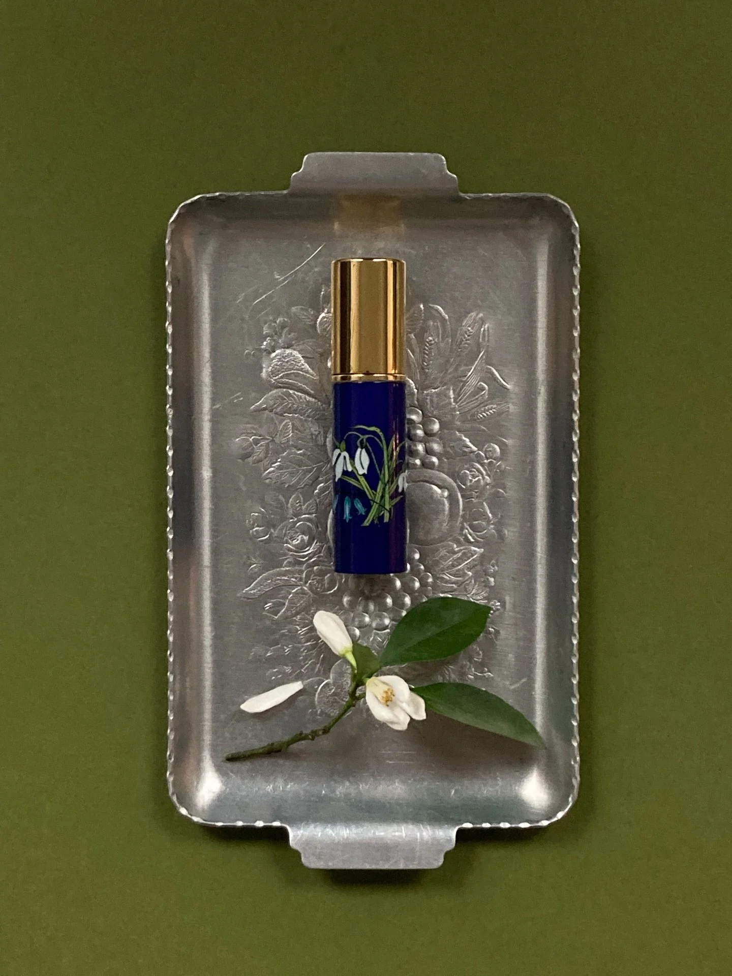 confession

I kept this one for myself and filled it with our no. 4 botanical perfume extrait 🌿

a lush green scent with a floral heart with notes of yuzu, sweet fennel, galbanum, petitgrain sur fleurs, ginger lily, ylang ylang, neroli, orris root, 