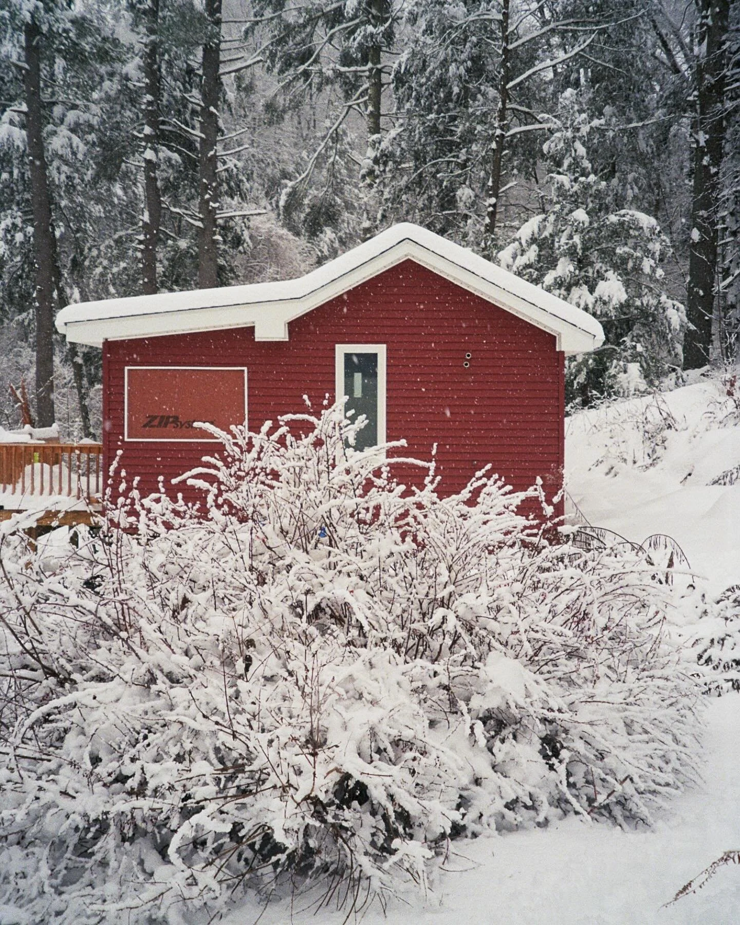 🏔️ snowfall means sledding, shoveling, face-planting into fresh powder 🫖 we are booking up for Feb weekends but the real gem is a midweek work-from-here 🧁