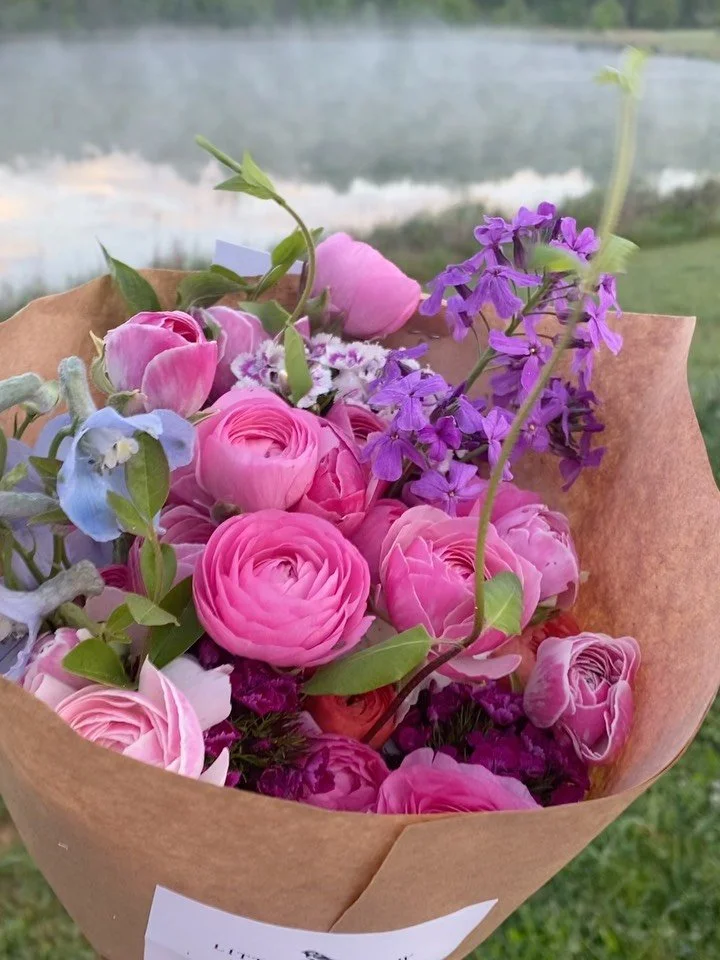 It&rsquo;s officially beautiful bouquet give away time!🌸🌸🌸
I think I&rsquo;m getting deliriously tired (flower farmers feel free to chime in🤪). We&rsquo;re getting 1000&rsquo;s of baby dahlias going and tons of flower beds Summer ready.
All the w