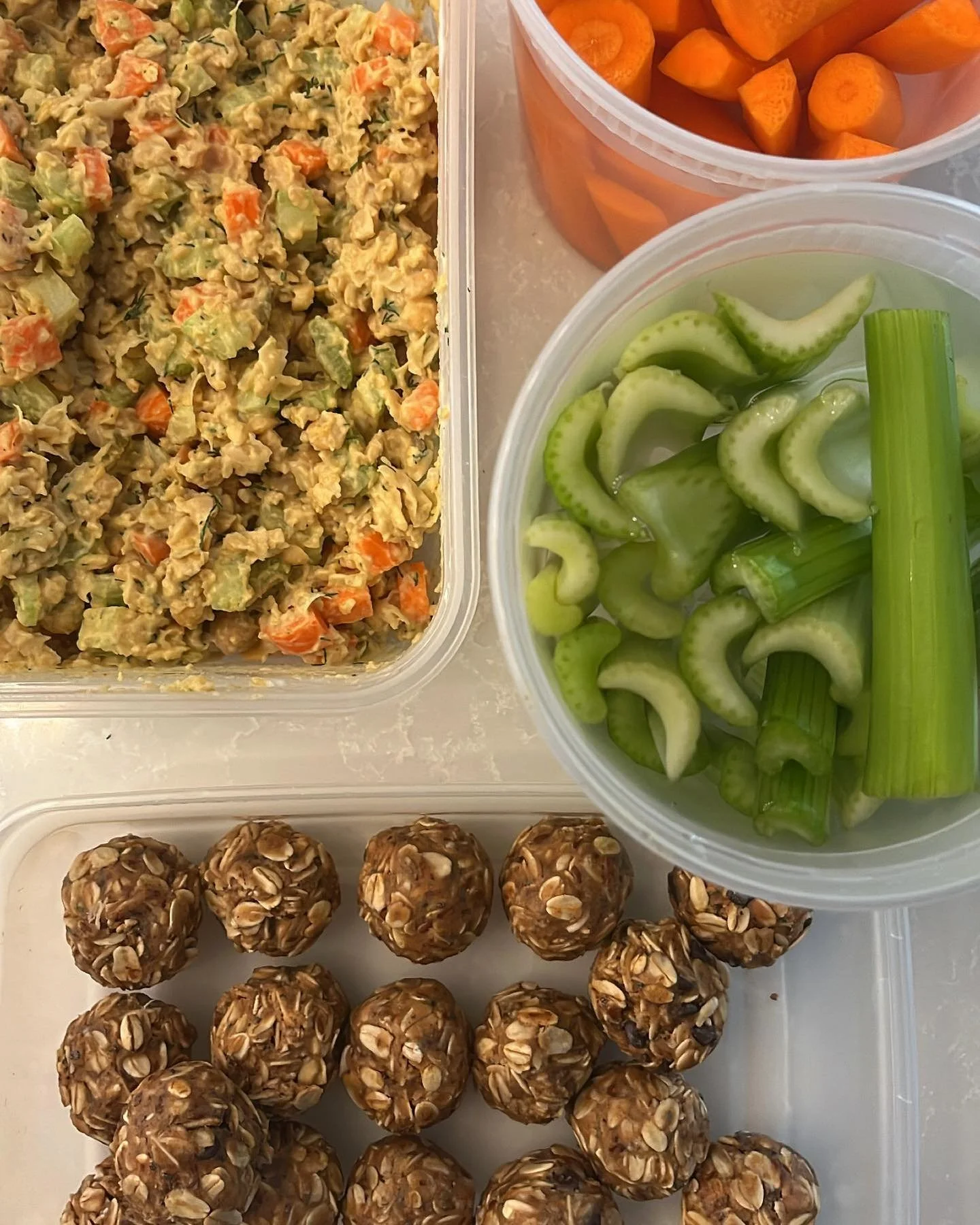 Monday - prepping for a good week ahead. π₯ππ§‍βοΈπ
Starting the last week of October off with a lakeshore sunrise, @melissawoodhealth meditation, a page from Pivot Yearπ, and prepping some food for the next few days. 
Recipes made: Chickpea