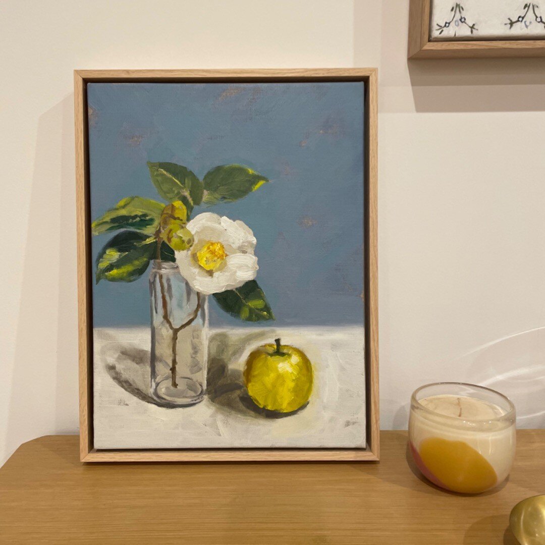 The little camellia painting I completed a few months back is framed and ready to exhibit @sarahmcdonaldartist @iscreampictureframing 
#camellia #apple #oilpainting