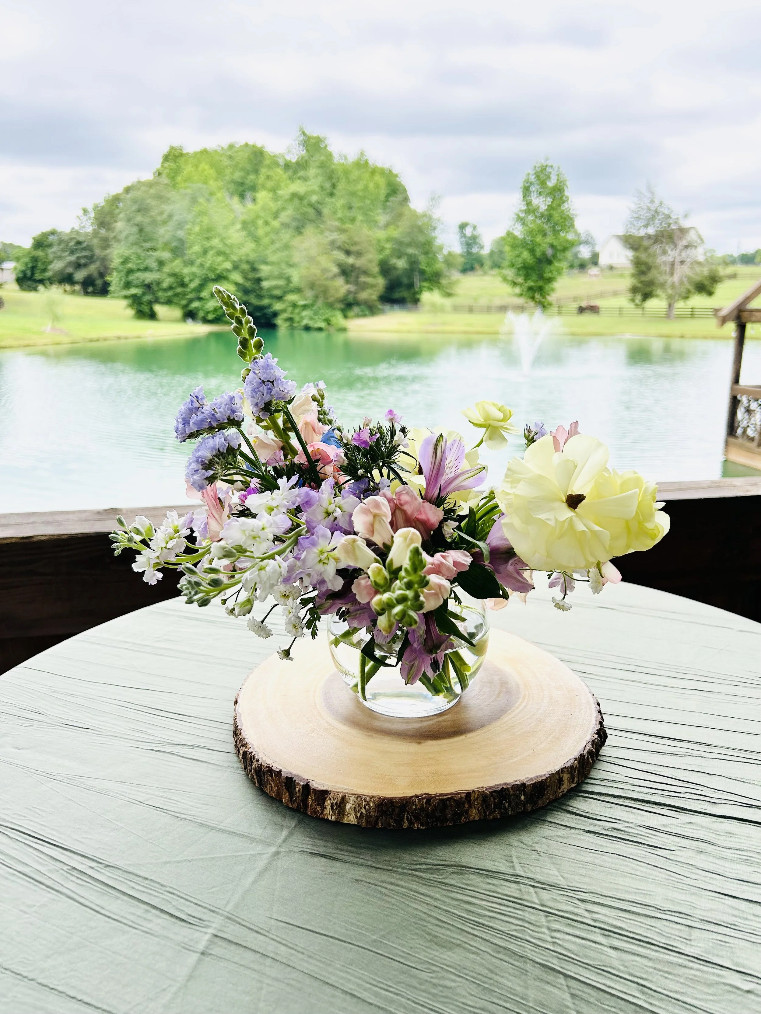 Cocktail table arrangement at Lacee Meadows