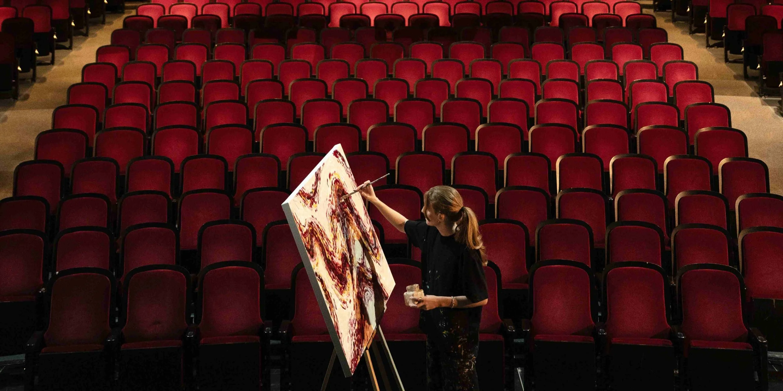 En fragmentant le temps par Audrey-Ève Goulet est une invitation à plonger dans des lieux éphémères et à découvrir l'essence fugace des espaces qui transcendent le quotidien.