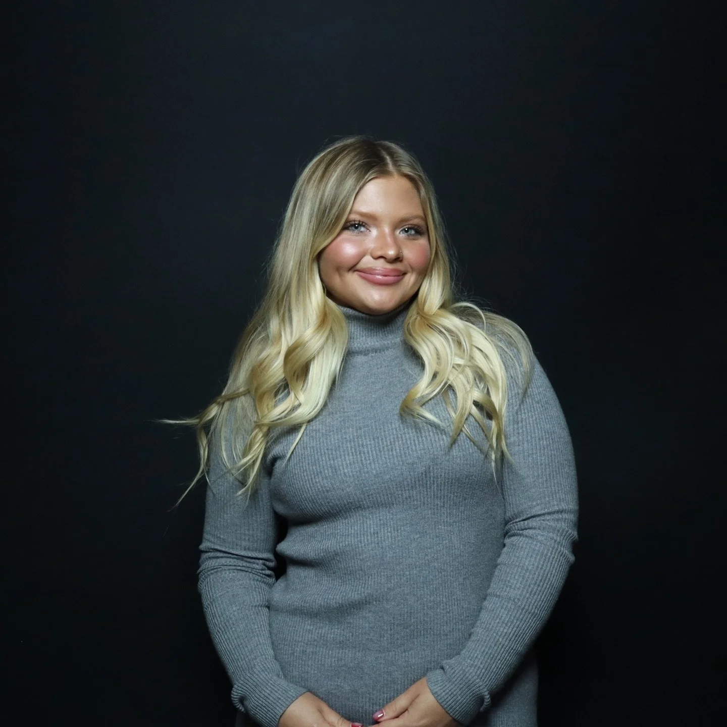 Most underrated backdrop? Solid black fabric tension - she&rsquo;s gorgeous! As is @elliee.georgee ! 🖤
