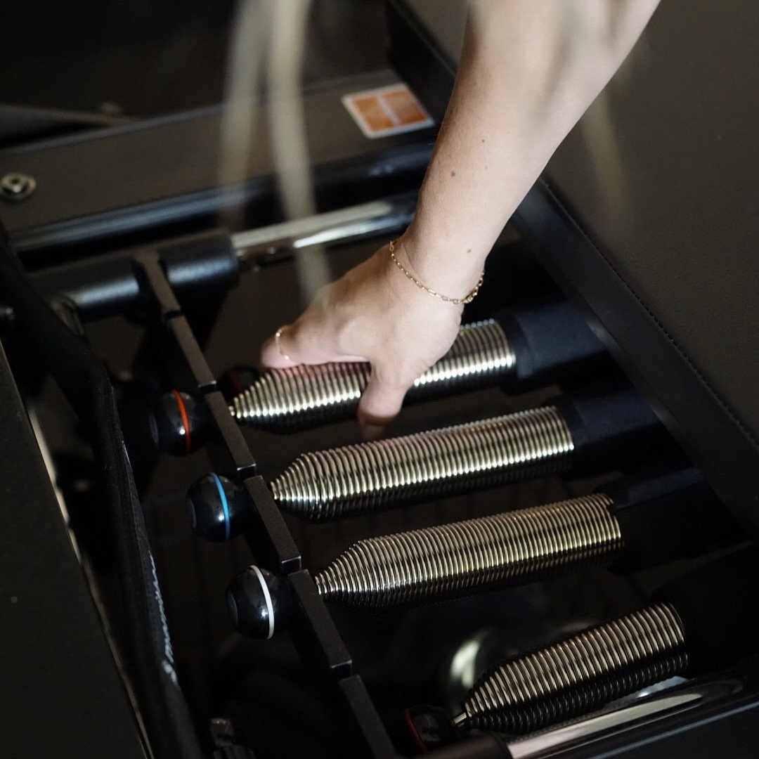 LET&rsquo;S BREAK DOWN THE SPRING SETTINGS &amp; WHAT THEY DO ON OUR REFORMER MACHINES ✨

⚪️ Spring - lightest resistance 25%
🔵 Spring - medium 50%
🔴 Spring - heaviest 100% (but not always the hardest!)

1️⃣ Spring Resistance = Initial Tension + St
