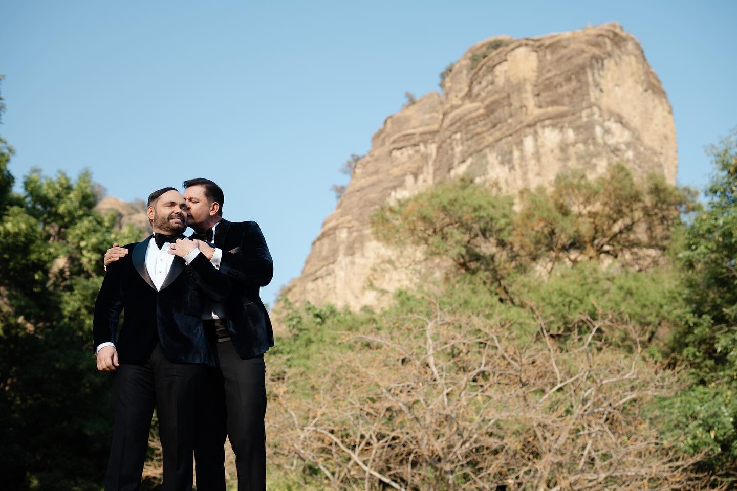 On this LGBTQ+ Pride Day, I want to share the incredible story of Fer &amp; Jake, a couple who has truly touched my heart. Their wedding was a gift to all their dearest ones, and I am grateful for the opportunity to have been there to witness this im