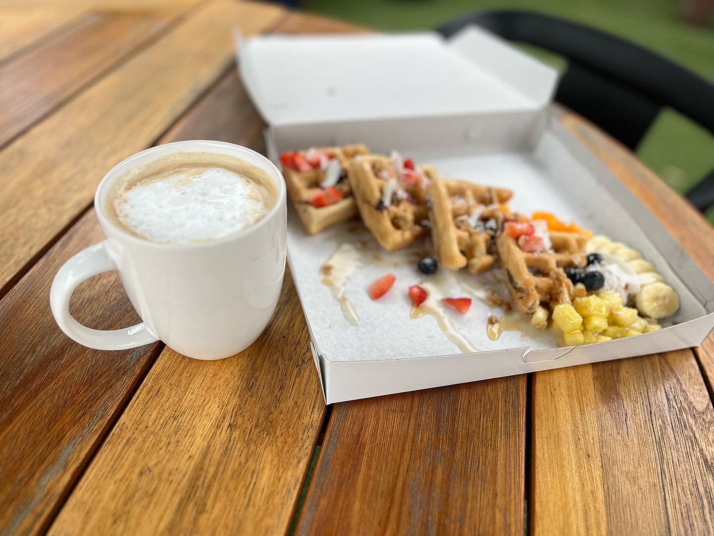 Brighten up your rainy weekend with a gut-friendly adaptogen latte from @thegarden.atboardroom and a delicious gluten-free ulu waffle from @blendedhawaii ☀️ Choose between our adaptogens: lions mane, collagen, reishi, maca root, and ashwagandha! Or t