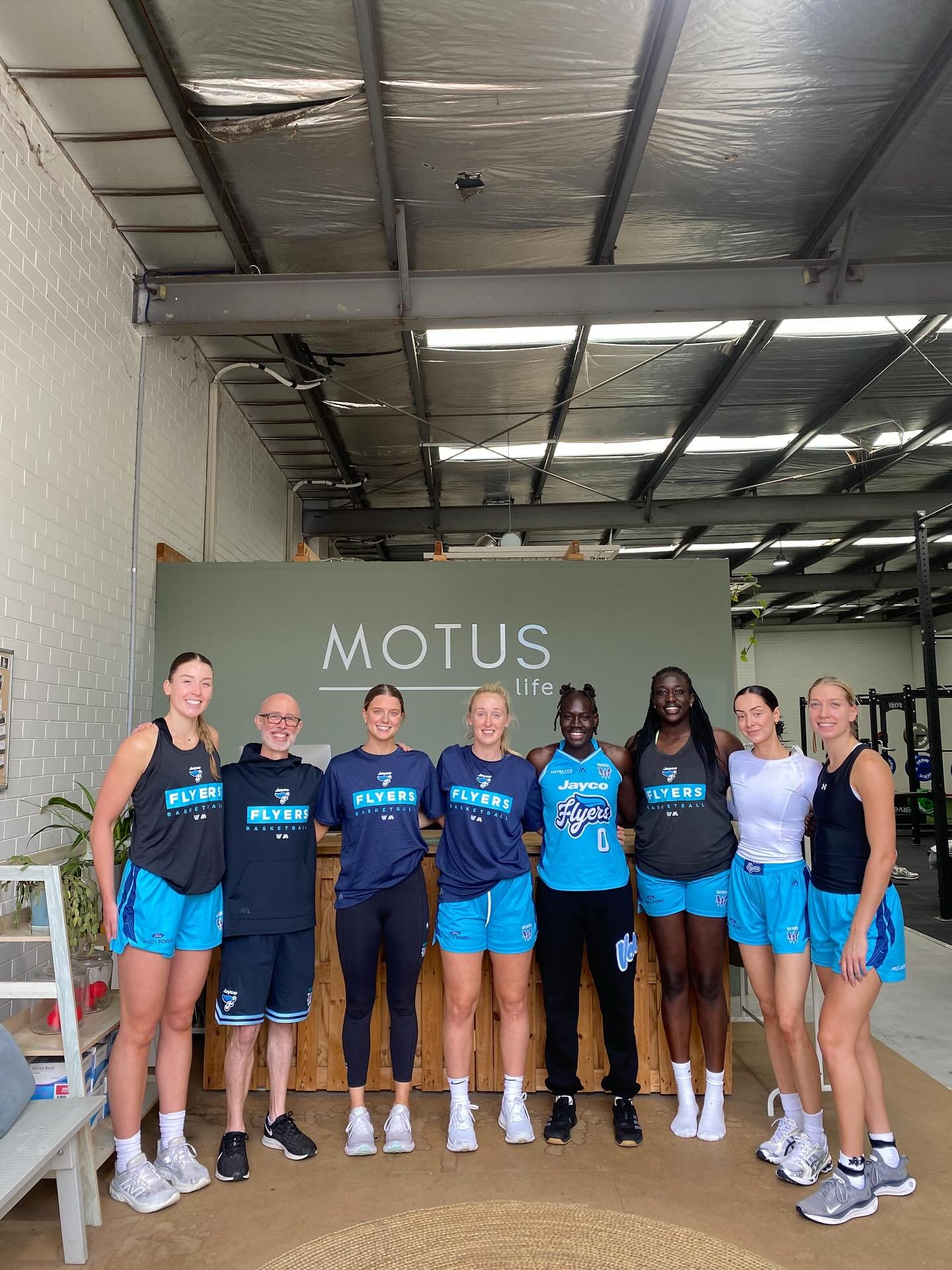 Session done ✅ The Southside Flyers came through Motus Life today for their strength work. 

Thanks to HPM @durham.mcinnis for bringing his athletes in, so good seeing their dedication to strength and performance!🏀💪

See you at Round 1!

#MotusLife
