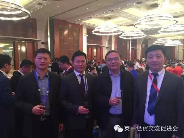 会长陈志明，常务副会长孙浩罡，贵州省副省长何力（左三）与众筹大会执委会主任兼英中经贸交流促进会东北代表处首席代表李梓正在欢迎晚宴合影