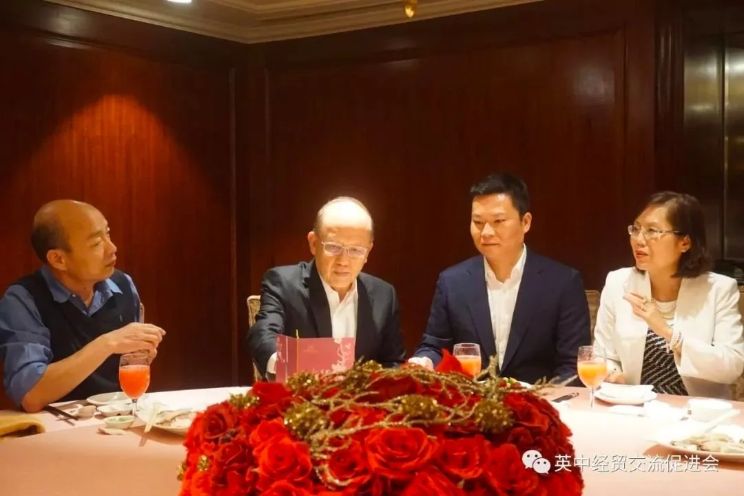 左一韩国瑜市长，左二颜华艺主席，右二陈志明会长，右一贝园贤董事