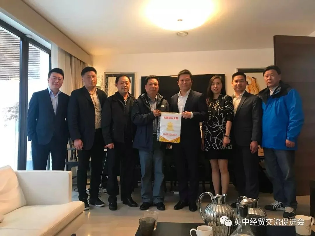  副会长刘欢（左一）、武汉市侨联主任李广（左二）、武汉市经开区统战部部长张德华（左三）、侨联副主席徐祥忠（左四）、英中经贸交流促进会会长陈志明（左五）、副会长周兴建（右二）和武汉市武昌区民族宗教外事侨务办公室主任魏光祥（右一）合影留念 
