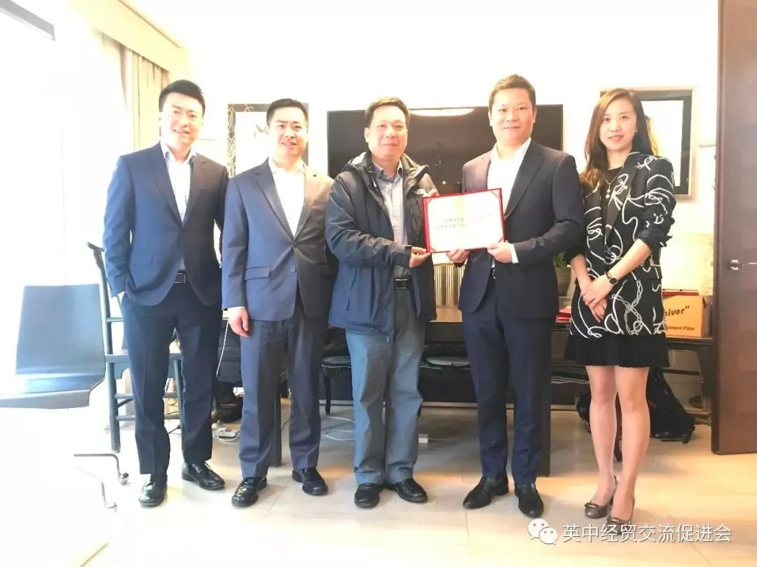  武汉市侨联副主席徐祥忠聘请会长陈志明先生为武汉市侨联海外顾问 