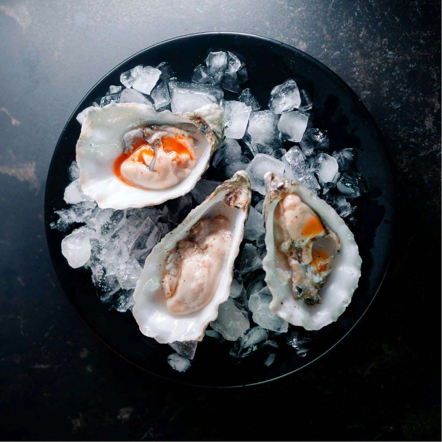 Keep those oysters fresh on ice! The crisp chill preserves their delicate flavor, ensuring each bite is as refreshing as the sea breeze. Dive into a platter of perfectly chilled oysters and savor the taste of coastal indulgence. 🌊❄️🍽️🦪 #FreshOnIce