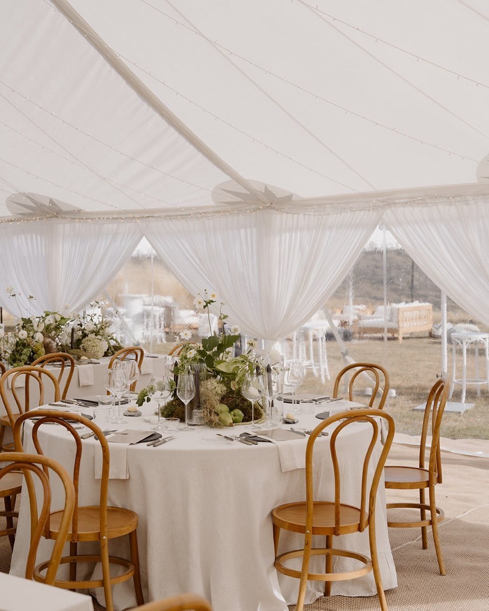 Forever obsessed over this styling by @alexandrakatecreative 🤍🕊️ using our Coconut Margarita napkin and Natural tablecloth &mdash; this neutral palette let the other styling elements shine through!

Simply stunning! 

Styling and planning @alexandr