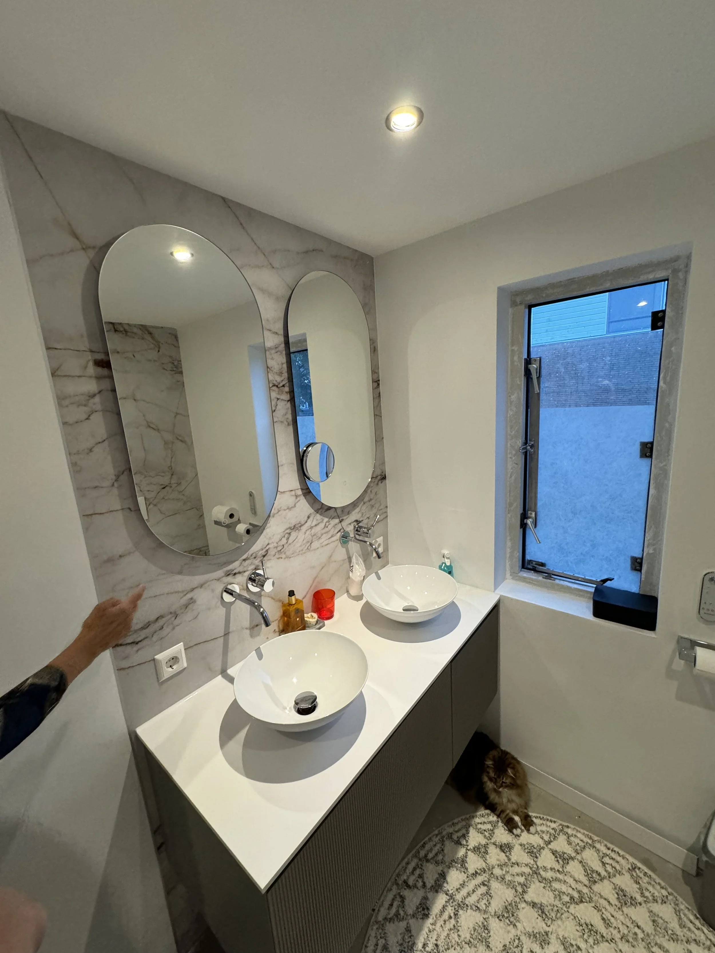 Bij aankoop van de woning was de badkamer sterk verouderd. De ruimte is volledig gestript en opnieuw opgebouwd.