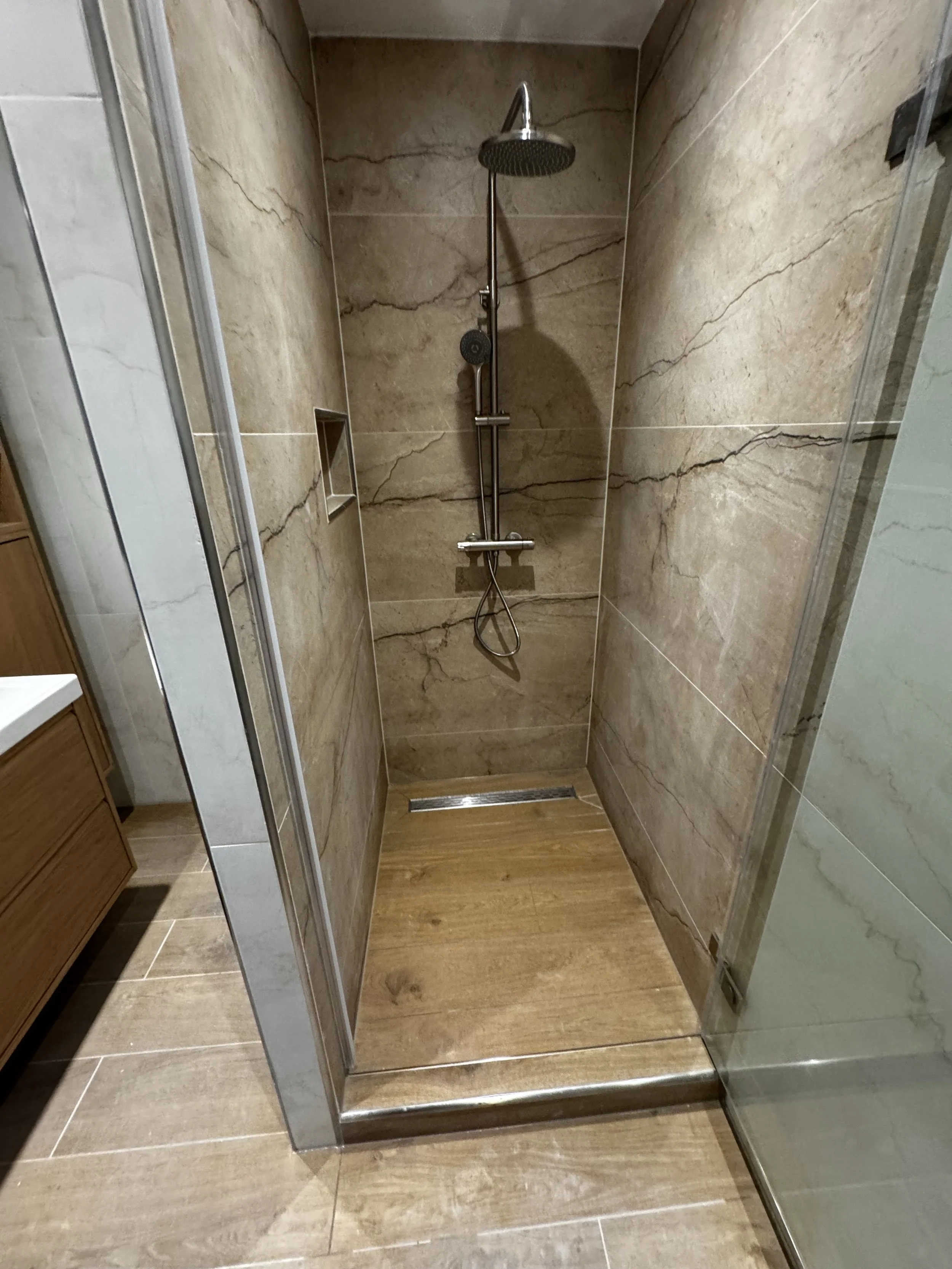 Tegelwerk, tegelen, tegelzetter, sanitair, badkamer, afwerking