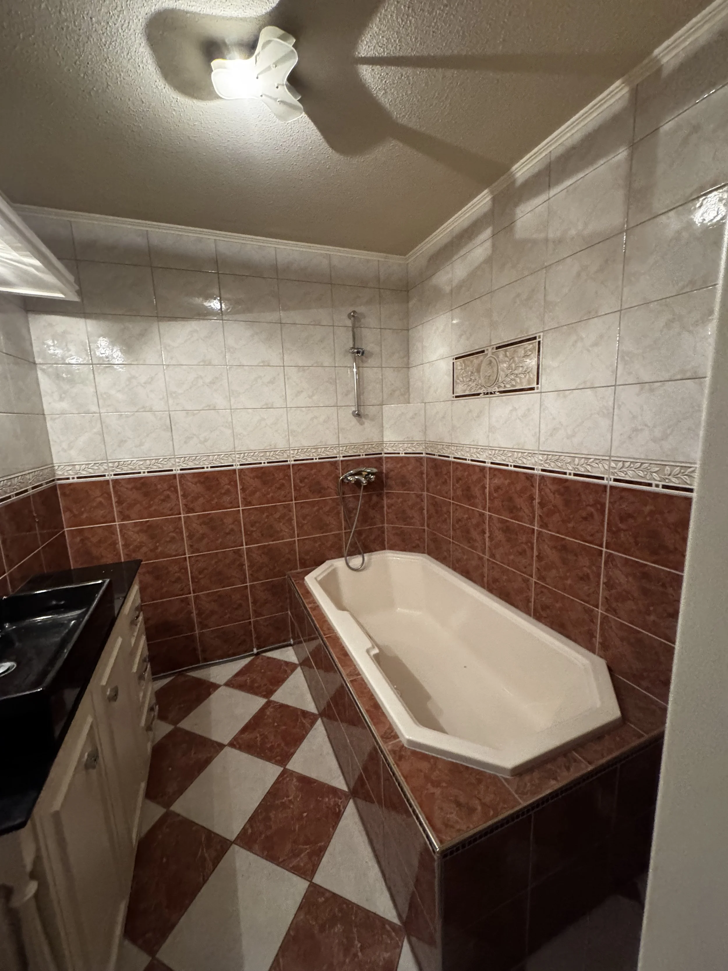 Bij aankoop van de woning was de badkamer sterk verouderd. De ruimte is volledig gestript en opnieuw opgebouwd.