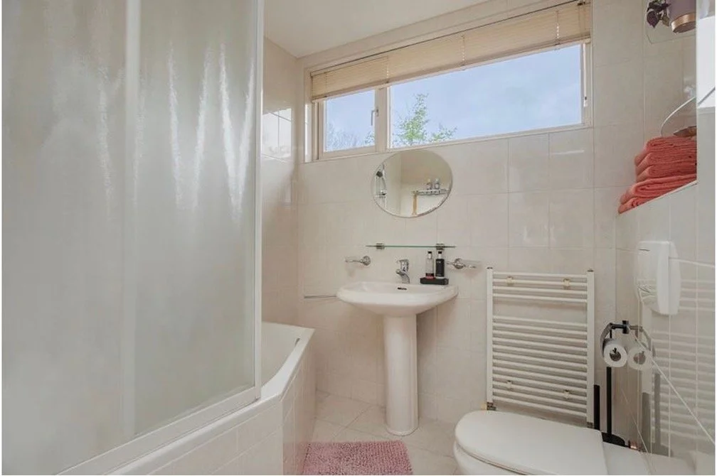 Bij aankoop van de woning was de badkamer sterk verouderd. De ruimte is volledig gestript en opnieuw opgebouwd.