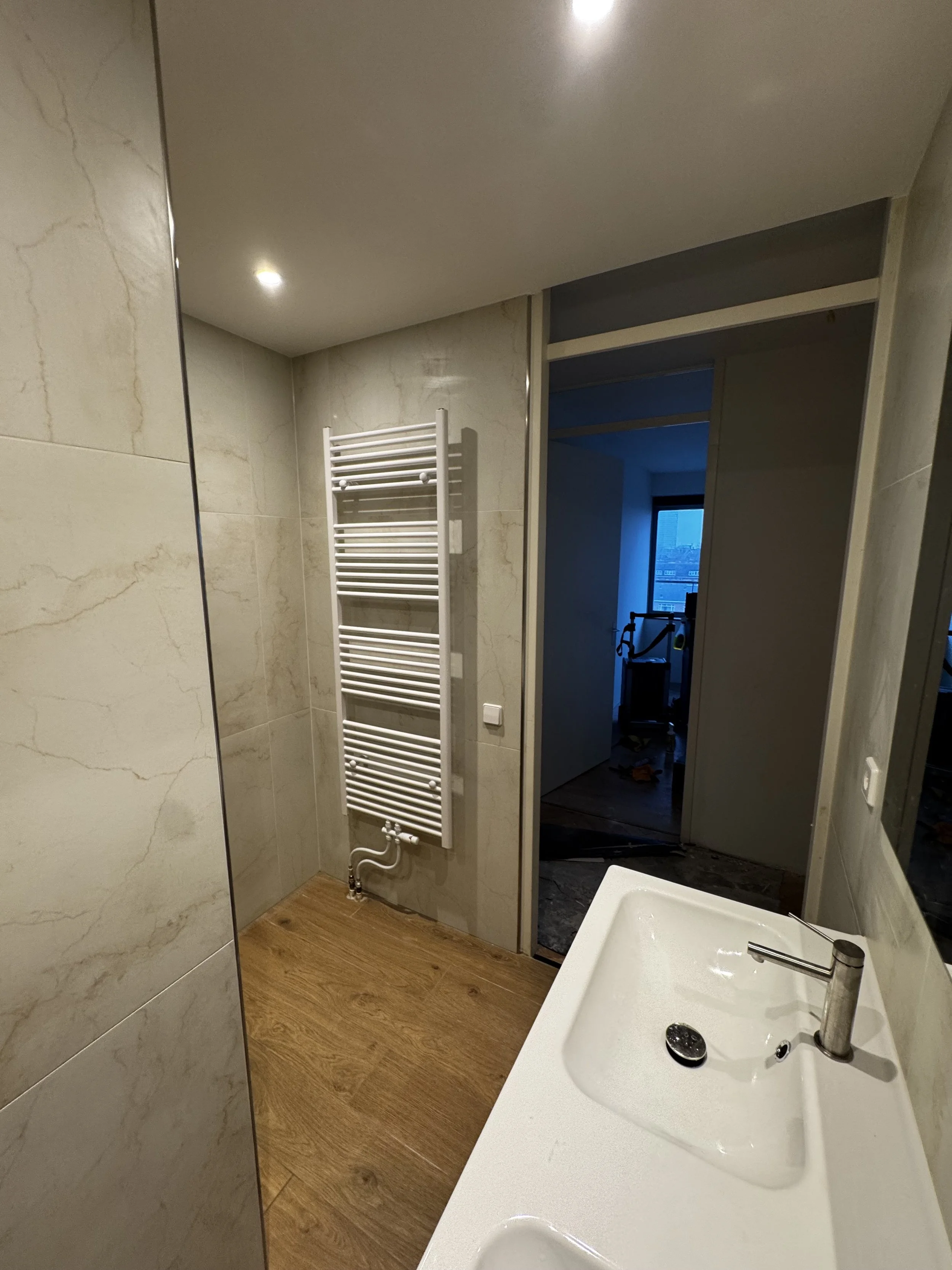 Tegelwerk, tegelen, tegelzetter, sanitair, badkamer, afwerking