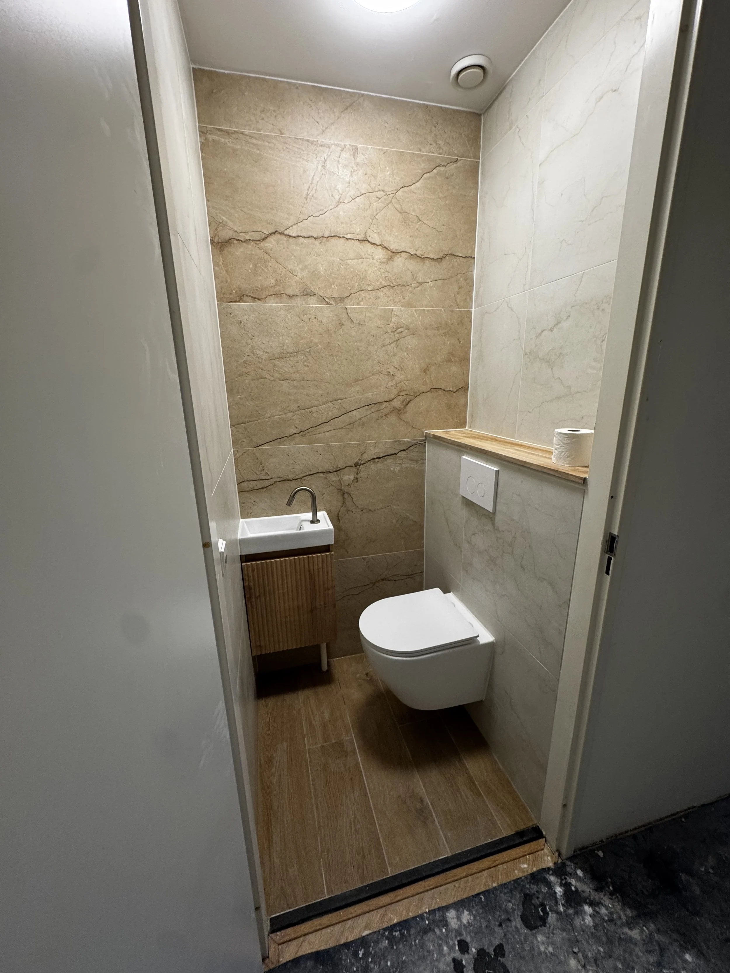 Tegelzetter, tegelwerk, tegelen, sanitair installatie, afwerking.