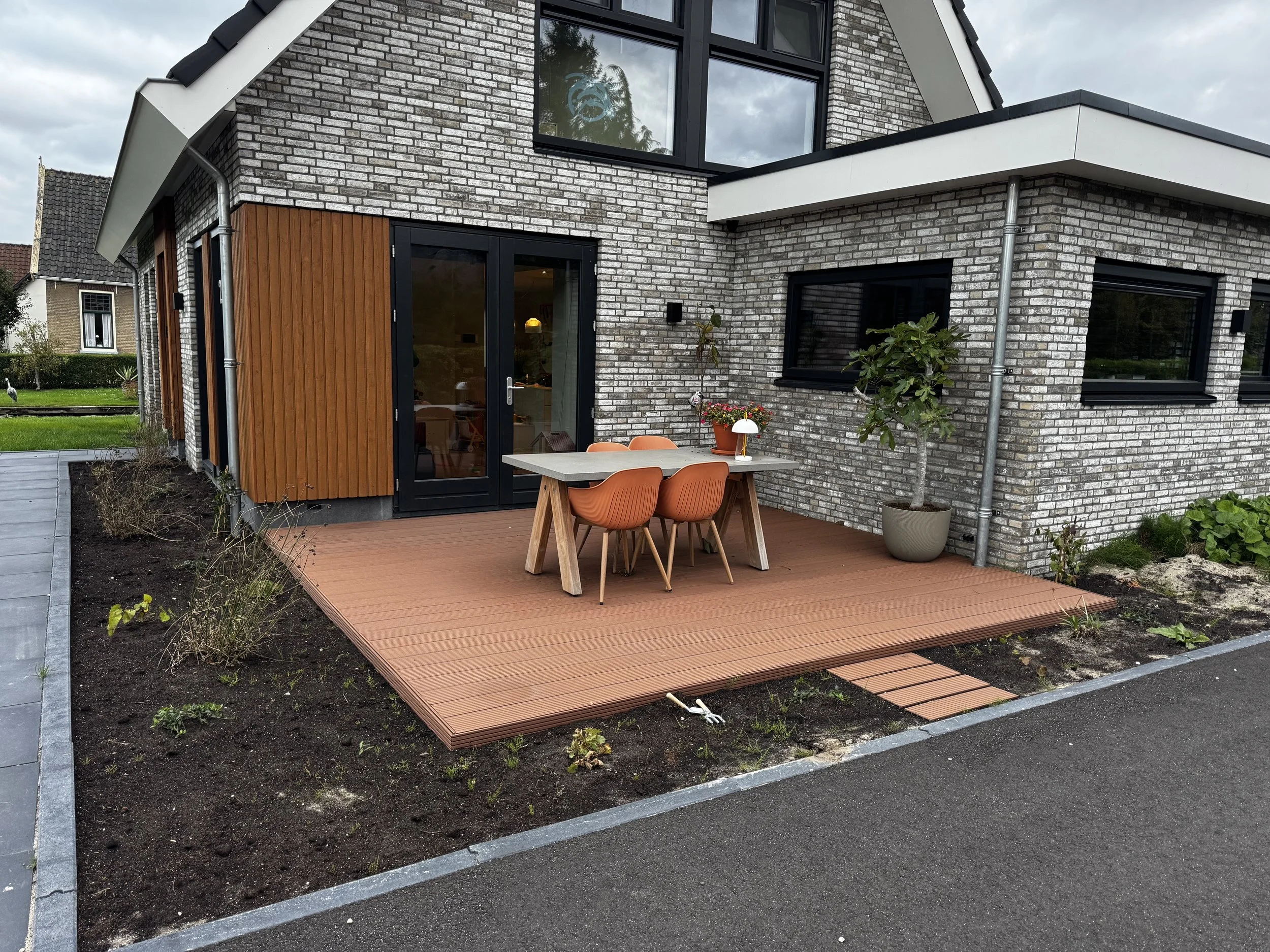 Terras aanleg nieuwbouwwoning van composiet