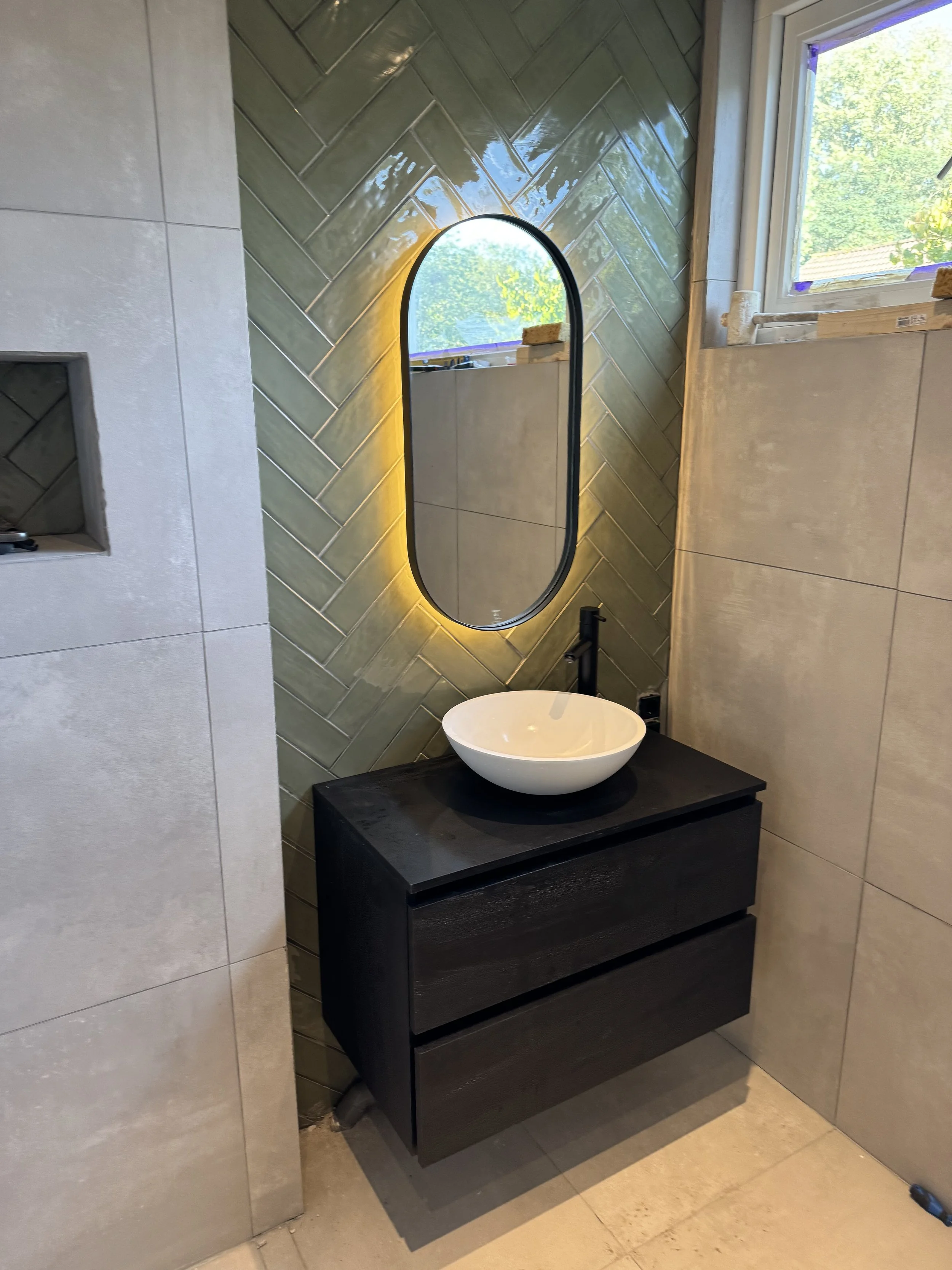 Tegelwerk, tegelen, tegelzetter, sanitair, badkamer, afwerking