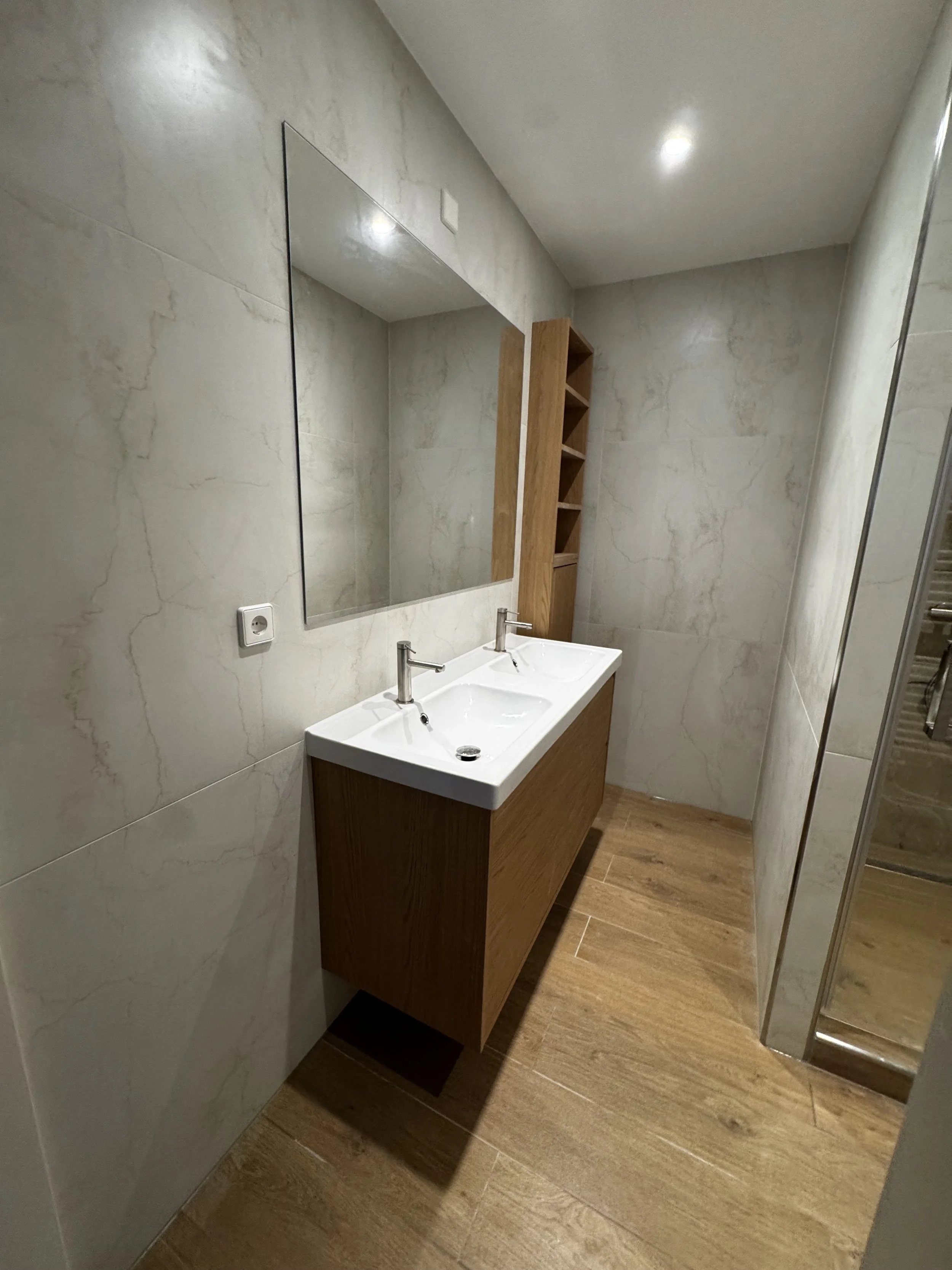 Tegelwerk, tegelen, tegelzetter, sanitair, badkamer, afwerking